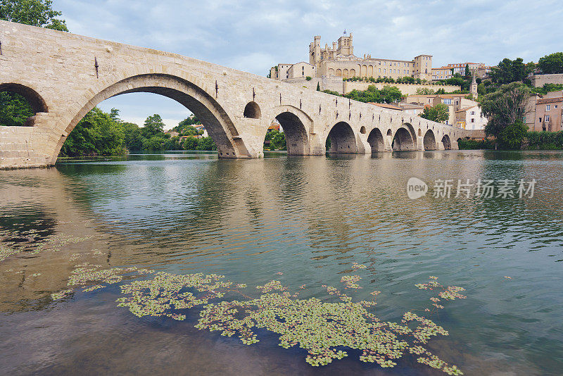 贝济耶大教堂与Pont Vieux和Orb河法国